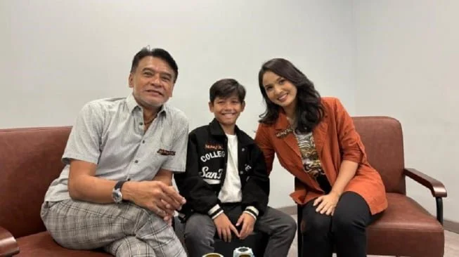 (dari kiri) Donny Damara , Faqih Alaydrus, dan Widi Dwinanda saat berkunjung ke kantor Suara.com di kawasan Palmerah, Jakarta Barat pada Rabu (8/7/2026). [Tiara Rosana/Suara.com]