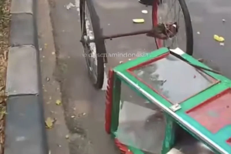 Pedagang Asinan Ditabrak Mobil di Kemayoran Jakpus, Terluka di Kepala