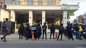 Sembunyi di Balik Lemari! Polisi Sita Rp67 M dari Cafe de'CLAN yang Diduga Milik Jampidsus Febrie