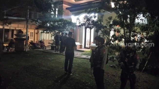 Salah satu rumah mewah di Sentul City, Kabupaten Bogor, Jawa Barat digeledah anggota gabungan Polri, Kamis (9/7/2026) dini hari [Andi Ahmad S/Suara.com