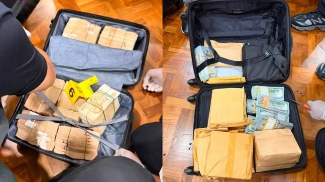 Kortastipidkor Polri bersama Ditreskrimsus Polda Metro Jaya menyita barang bukti berupa 74 kilogram emas dan uang tunai ratusan miliar rupiah dari sebuah rumah mewas di Sentul City, Kabupaten Bogor. [Suara.com/istimewa]