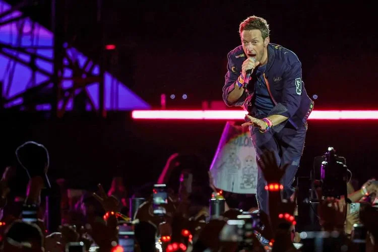 Vocalis Coldplay, Chris Martin dalam konser di Las Vegas 2025.
