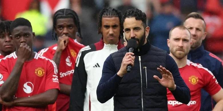 Pelatih kepala Manchester United asal Portugal Ruben Amorim berbicara kepada para pendukung setelah laga Premier League antara Manchester United dan Aston Villa di Old Trafford di Manchester, barat laut Inggris, pada 25 Mei 2025. United memenangkan laga dengan skor 2-0.