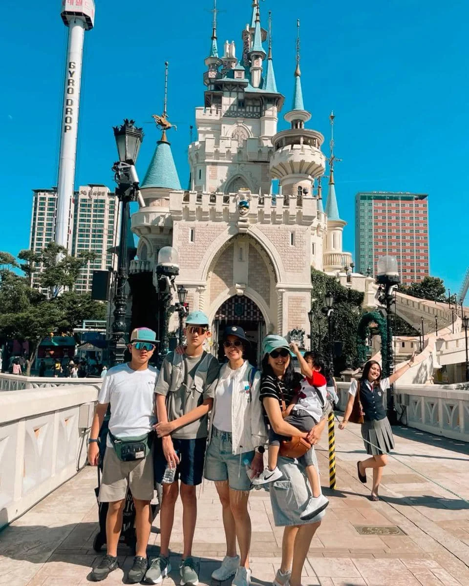 Keluarga Marcella Zalianty liburan di Lotte World, Korsel