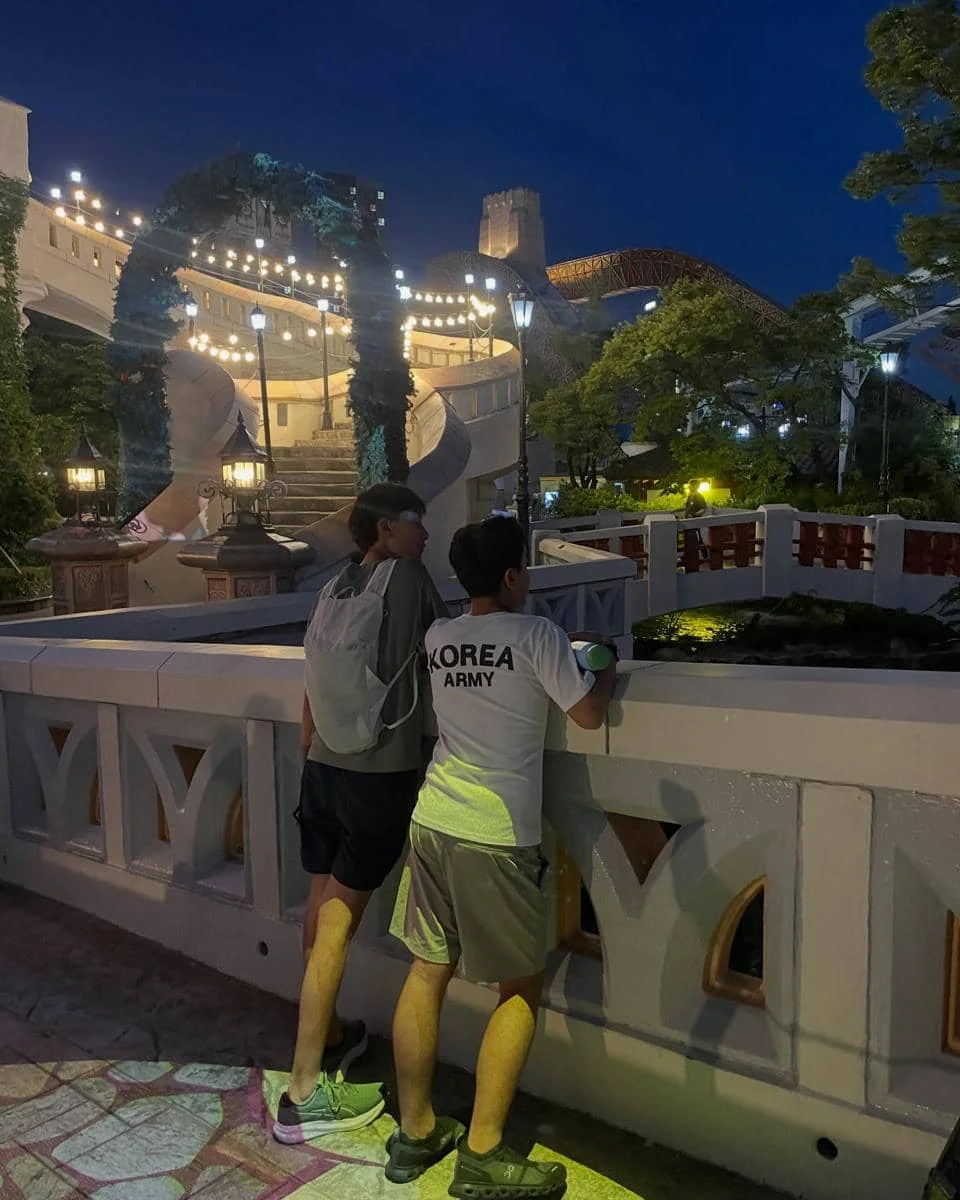 Keluarga Marcella Zalianty liburan di Lotte World, Korsel