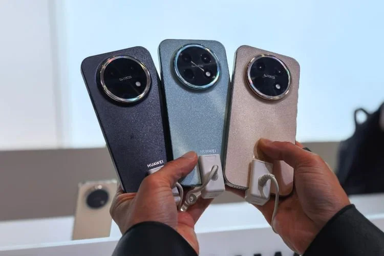 Huawei Nova 15 Max mengunggulkan aspek kamera yang dibekali resolusi 50 MP. Selain itu, smartphone ini juga mengandalkan baterai besar dengan kapasitas 8.500 mAh. Ponsel ini dirilis secara global di Thailand, Kamis (7/5/2026).
