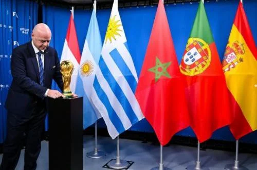 Trofi Piala Dunia 2030. Gianni Infantino. FIFA