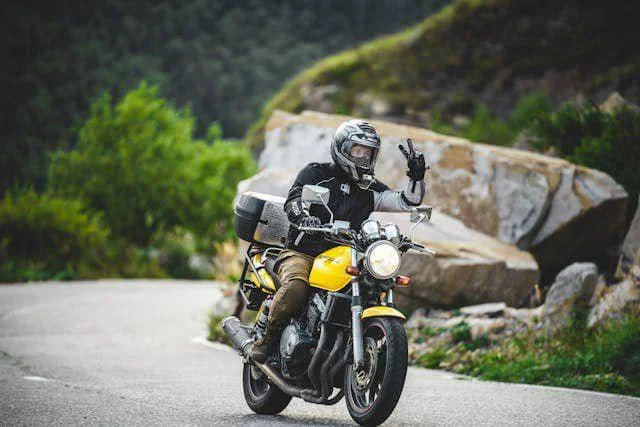 ilustrasi touring naik motor (pexels.com/Zaur Takhgiriev)