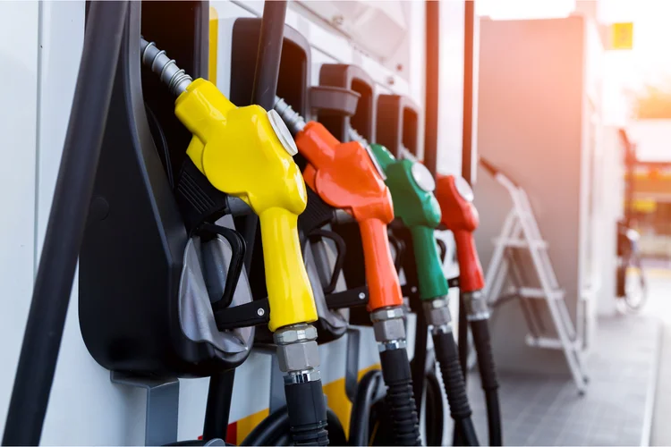 Pemerintah menargetkan penghentian impor solar pada 2026 melalui penguatan produksi kilang dan percepatan biodiesel B50.