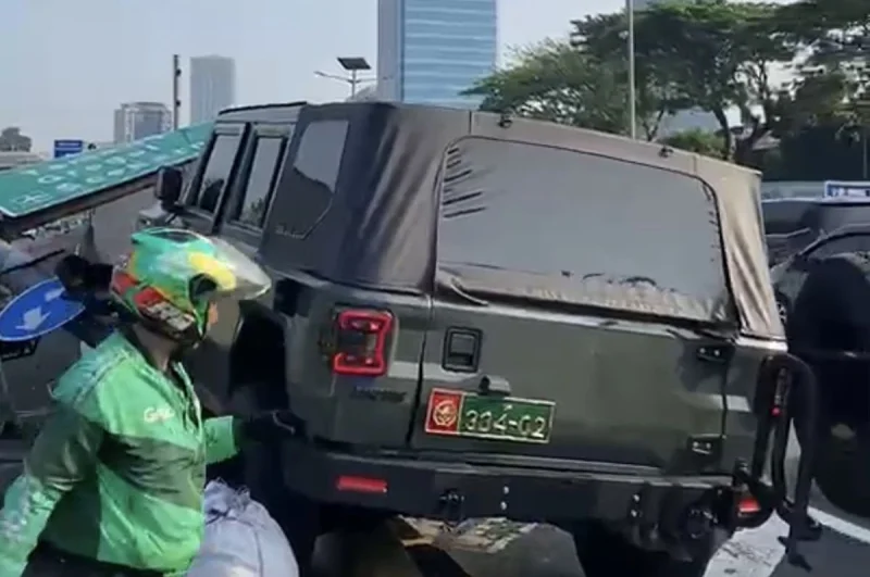 Diduga Microsleep, Mobil Dinas TNI Tabrak Tiang Rambu di Exit Tol Slipi