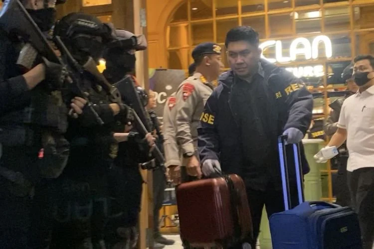 Penyidik membawa koper dari restroan de Clan di Cilandak, Jaksel, Rabu (8/7/2026).