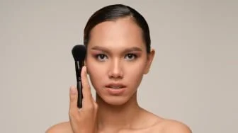 Bedak Apa yang Bisa Menghilangkan Flek Hitam? Ini 5 Pilihan Terbaik sesuai Review dan Harga