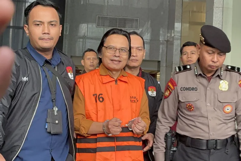 Eks Sekjen MPR Ma’ruf Cahyono Kenakan Rompi Tahanan KPK dan Diborgol