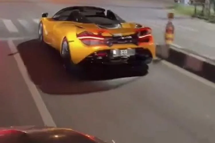 Tangkapan layar video detik-detik kecelakaan tunggal McLaren di Jalan Sukoharjo-Solo, Rabu (8/7/2026) pukul 01.45 WIB