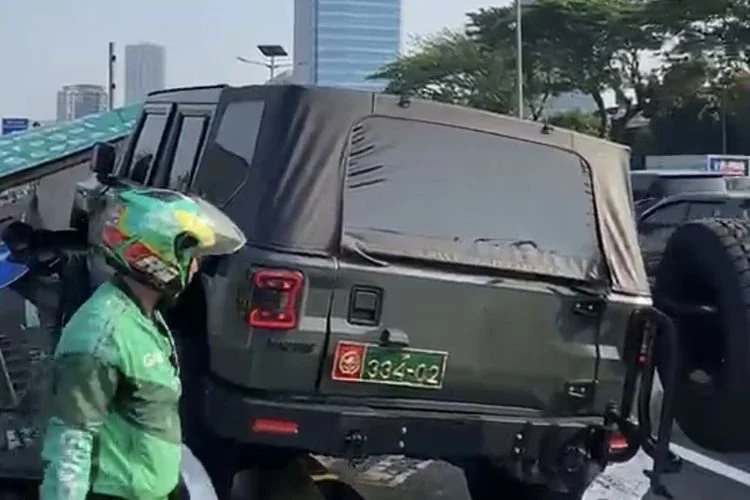 Mobil rantis TNI yang menabrak separator di Tol Dalam Kota arah Slipi, Kamis (9/7/2026).