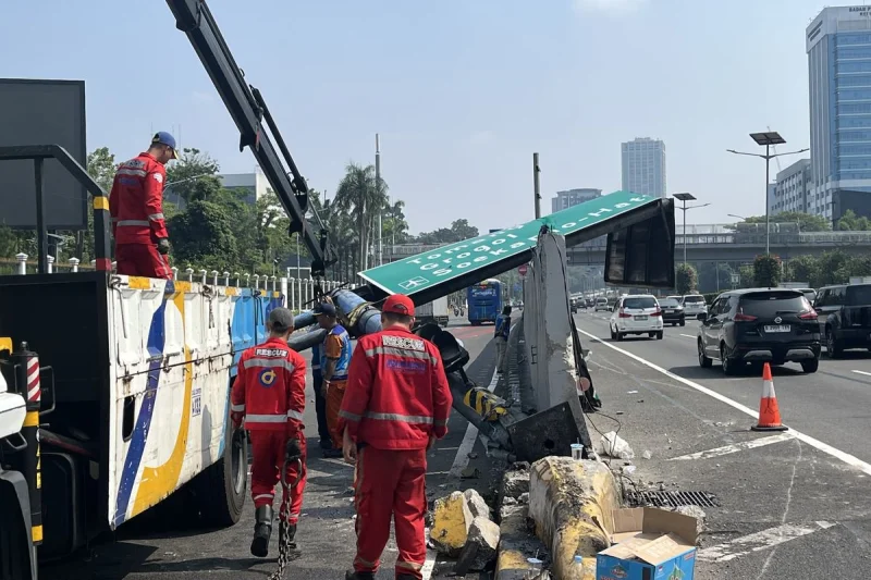 Robohnya Tiang Exit Tol Slipi Usai "Dihantam" Pindad Maung TNI...