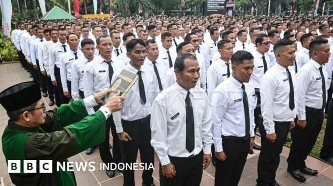 Rencana pemberhentian ribuan ASN PPPK di Nusa Tenggara Timur memicu gelombang protes. Kebijakan ini dinilai akan melumpuhkan stabilitas ekonomi lokal dan pelayanan publik.