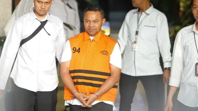 Gubernur Riau Abdul Wahid (tengah) berjalan menuju mobil tahanan usai ditetapkan sebagai tersangka korupsi di Gedung Merah Putih KPK, Jakarta, Rabu (5/11/2025).  [Suara.com/Alfian Winanto]
