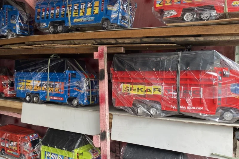 Mainan Miniatur Kendaraan Kayu dan Upaya Menjaga Bumi...