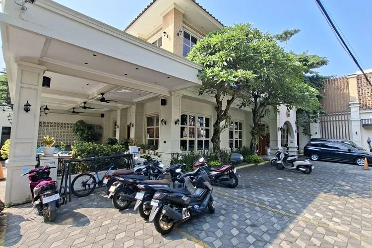 Restoran dan kafe de'Clan Signature tempat ditemukannya uang senilai Rp 67 miliar di dalam brankas saat penggerebekan polisi kini tutup pada Kamis (9/7/2026) pagi.