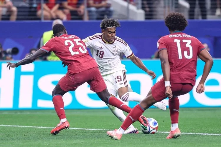 Penyerang timnas Spanyol, Lamine Yamal, berlari membawa bola melewati bek Portugal, Nuno Mendes, dan gelandang, Renato Veiga, pada laga babak 16 besar Piala Dunia 2026 antara Portugal dan Spanyol di Stadion Dallas di Arlington pada 6 Juli 2026.