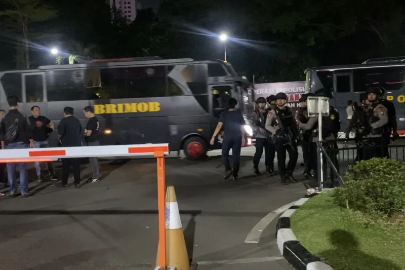 Ini Alasan Puluhan Polisi Bersenjata Berjaga Ketat di Mapolda Metro Jaya Kamis Malam