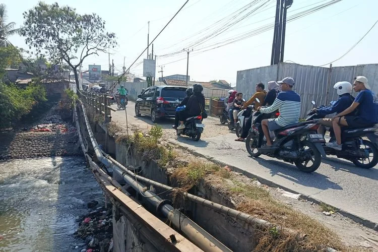 Kondisi Jembatan Cikarang Bekasi Laut (CBL) yang menghubungkan Desa Kalijaya, Kecamatan Cikarang Barat, dengan Desa Sukajaya, Kecamatan Cibitung, Kabupaten Bekasi, dalam kondisi rusak parah dan dikeluhkan warga. Minggu (5/7/2026).