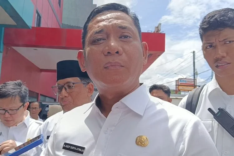Plt Bupati Bekasi Asep Surya Atmaja saat memberikan keterangan terkait perbaikan jalan di sejumlah titik di Kabupaten Bekasi. Rabu (25/2/2026).