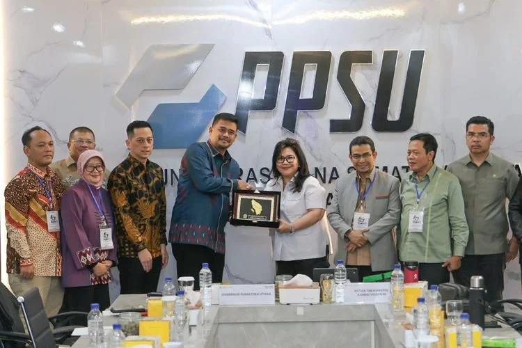 Gubernur Sumatera Utara Bobby Nasution bersama rombongan Komisi VII DPR RI meninjau paviliun peserta Pekan Raya Sumatera Utara (PRSU) ke-50 di Medan, Kamis (9/7/2026).