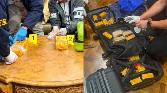 Kortastipidkor Polri bersama Ditreskrimsus Polda Metro Jaya menyita barang bukti berupa 74 kilogram emas dan uang tunai ratusan miliar rupiah dari sebuah rumah mewas di Sentul City, Kabupaten Bogor. [Suara.com/istimewa]