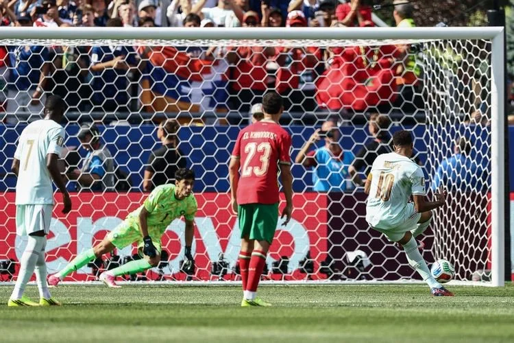 Penyerang Timnas Perancis nomor punggung 10, Kylian Mbappe (kanan), melepaskan tendangan penalti yang meleset dalam pertandingan perempat final Piala Dunia 2026 antara Perancis vs Maroko di Boston Stadium, Foxborough, pada Jumat (10/6/2026) dini hari WIB. 