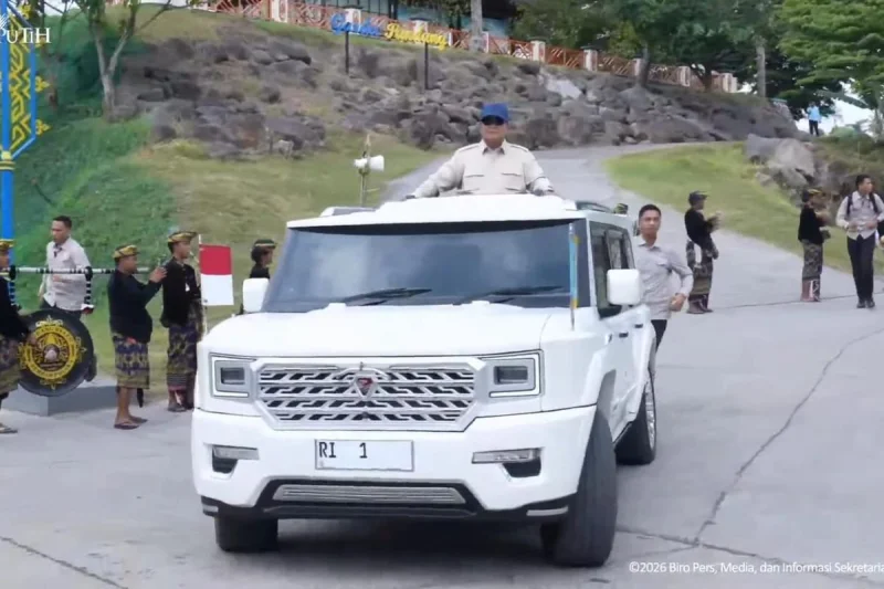 Prabowo Tiba di Lombok untuk Resmikan Bendungan, Sapa Warga dari Atas Maung