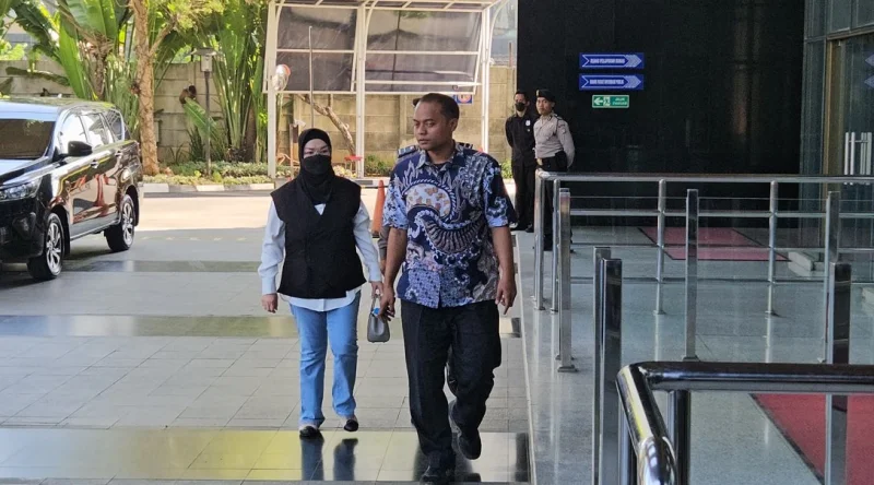 Bupati Sukoharjo Jalan Sempoyongan saat Tiba di KPK, Ini Penampakannya Usai Terjaring OTT