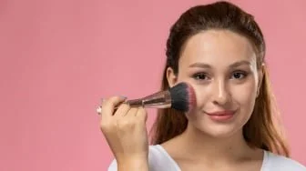 Bedak Tabur Apa yang Bikin Glowing dan Tahan Lama? Ini 5 Rekomendasi sesuai Review dan Harga