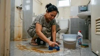 5 Cairan Pembersih Kerak Lantai Kamar Mandi, Toilet Jadi Kinclong seperti Baru
