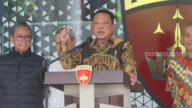 Jaksa Agung Muda Tindak Pidana Khusus (Jampidsus) Kejaksaan Agung, Febrie Adriansyah (kanan) menyampaikan keterangan saat konferensi pers di Kejaksaan Agung, Jakarta, Jumat (10/7/2026). [Suara.com/Alfian Winanto]