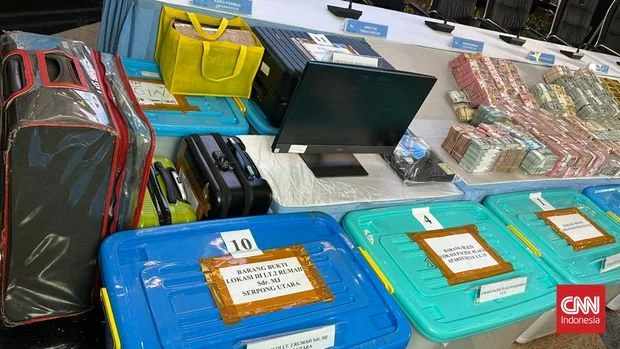 Penampakan barang bukti kasus korupsi usai penggeledehan di berbagai tempat oleh penyidik Polda Metro Jaya, dipamerkan di Polda Metro Jaya, Jakarta, Jumat (10/7/2026)
