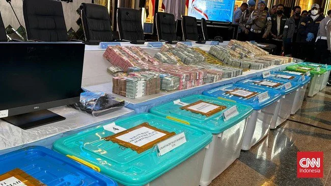 Polisi Pamerkan Barbuk Dolar hingga Emas Batangan Kasus Korupsi