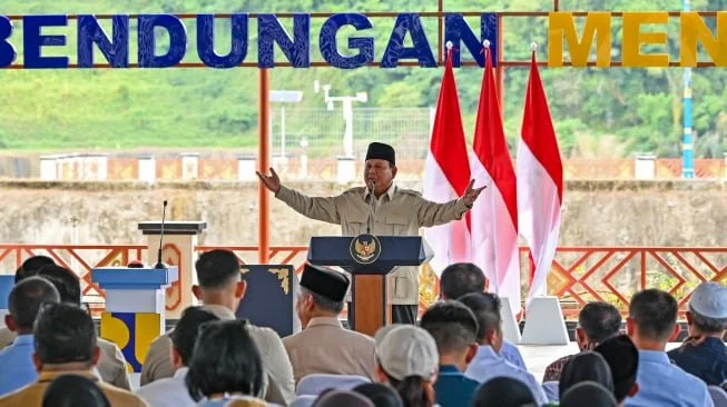 Presiden Prabowo Subianto (tengah) memberi sambutan saat meresmikan Bendungan Meninting di Desa Bukit Tinggi, Kecamatan Gunungsari, Lombok Barat, NTB, Jumat (10/7/2026). [ANTARA FOTO/Ahmad Subaidi/bar]