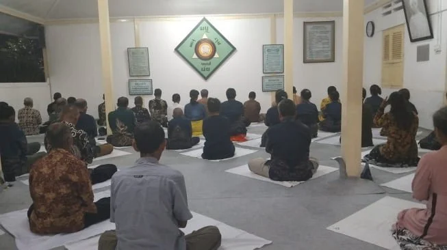 Kegiatan penghayat kepercayaan Sapta Darma di Sanggar Candi Sapta Rengga Yogyakarta bulan Juni 2026. (Dok: istimewa).
