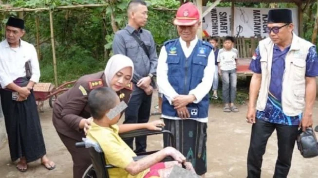 Korban saat menggunakan kursi roda yang diberikan Kejari Lombok Tengah bersama Dinas Sosial Lombok Tengah, Provinsi NTB di Lombok Tengah, Selasa (9/6/2026) [SuaraBali.id/ANTARA]