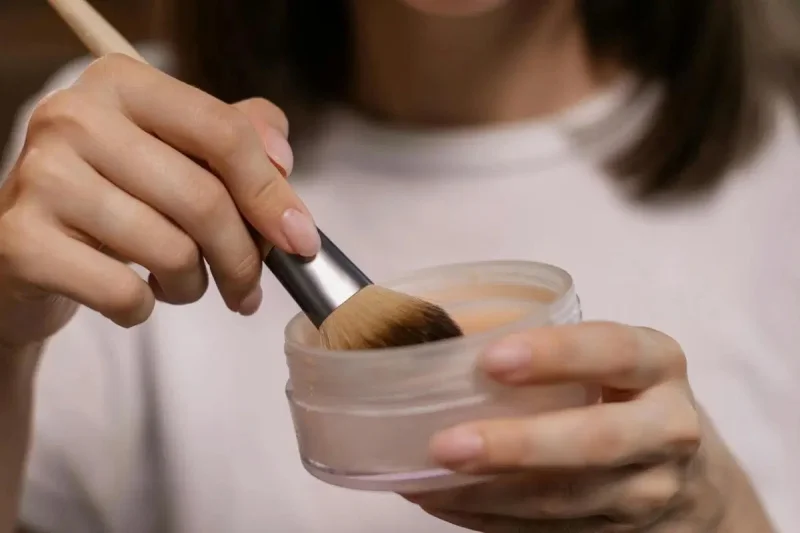 5 Tips Mengaplikasikan Loose Powder agar Hasilnya Tidak Crack