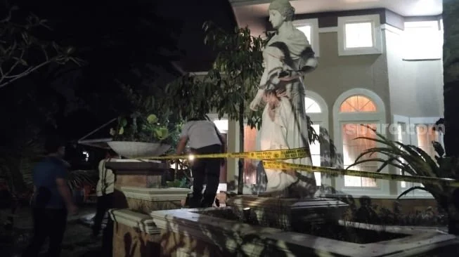 Rumah mewah di kawasan elit Sentul City dipasang garis polisi oleh petugas polisi Kamis (9/7/2026) dini hari [Andi Ahmad S/Suara.com]
