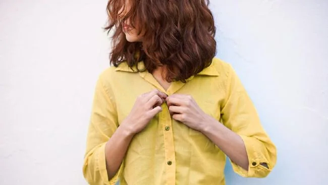 Letak kancing baju pria dan wanita berbeda.
