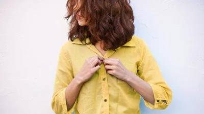 Sadar Enggak Letak Kancing Baju Pria dan Wanita Berbeda? Ini Alasannya