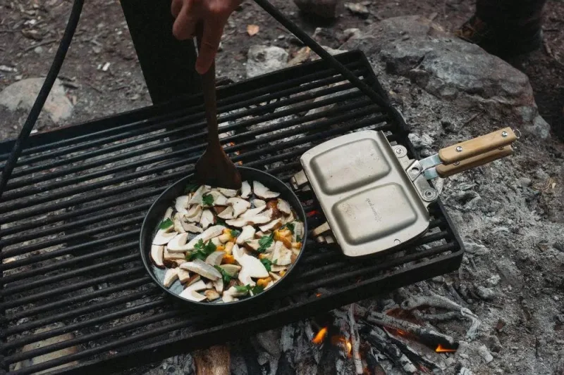 4 Tips Memasak Lebih Praktis dan Efisien saat Camping