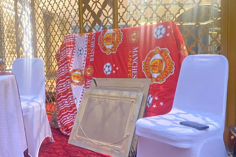 Bingkai Foto Keluarga Sitaan dari Rumah di Sentul Ditutupi Kain Manchester United