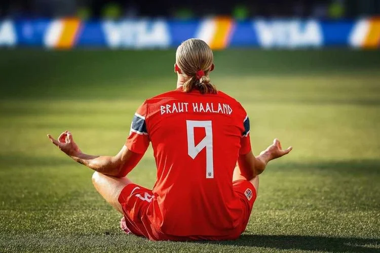 Erling Haaland menggunakan ikat rambut dari jenama Kknekki.