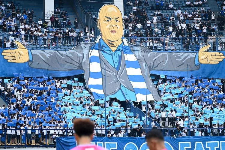 Koreo gambar pelatih Bojan Hodak yang dibentangkan Bobotoh di tribune Utara Stadion Gelora Bandung Lautan Api (GBLA) dalam laga terakhir Super League 2025-2026 melawan Persijap Jepara, Sabtu (23/2/2026).