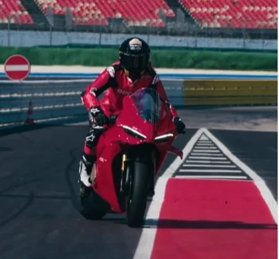 Pembalap muda cantik Kayla Yaakov tunggangi motor Ducati Marc Marquez (Instagram/@kayla_yaakov)